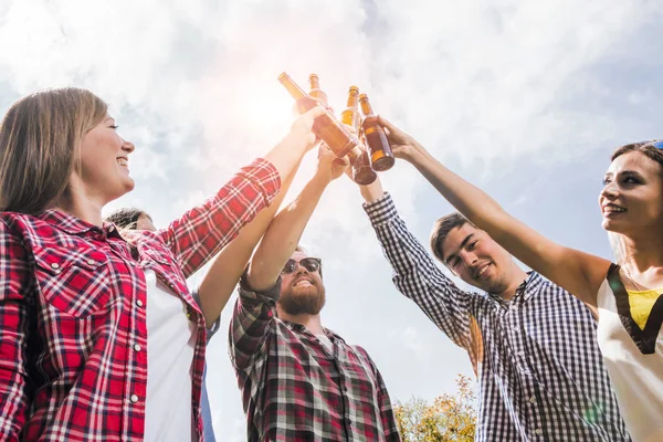 Baixa Visão Angular Jovens Amigos Felizes Engarrafando Garrafas Cerveja Livre — Fotografia de Stock