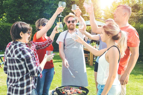 Vielfältige Freunde Hängen Hinterhof Herum Grillen Fleisch Und Trinken Alkoholische — Stockfoto