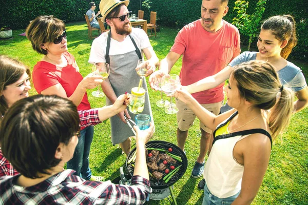 Gruppo Amici Che Fanno Barbecue Giardino All Aperto — Foto Stock