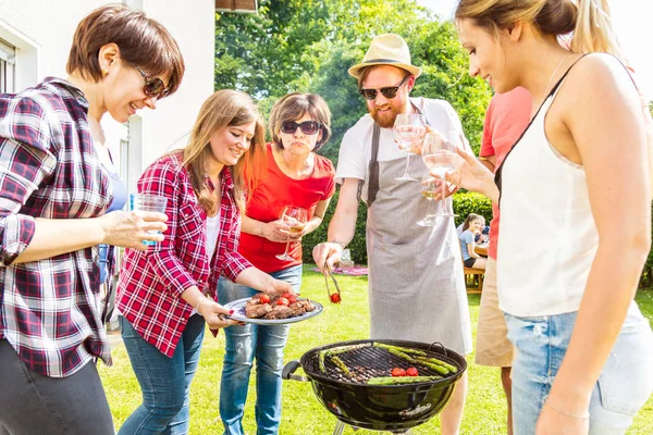 Group Friends Having Outdoor Garden Barbecue Party — Stock Photo, Image