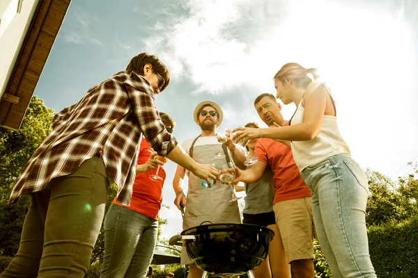 Vista Ángulo Bajo Amigos Alegres Cocinar Barbacoa Bebidas Patio Trasero — Foto de Stock