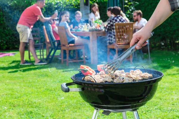 Gruppo Amici Che Fanno Festa Barbecue Giardino All Aperto — Foto Stock