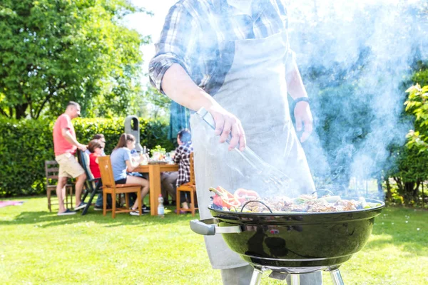 Diversas Personas Amigos Pasando Rato Patio Trasero Cocinar Barbacoa — Foto de Stock