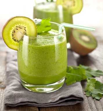 ahşap masa üzerinde sağlıklı ev yapımı kivi smoothies ile gözlük yakın çekim görünümü