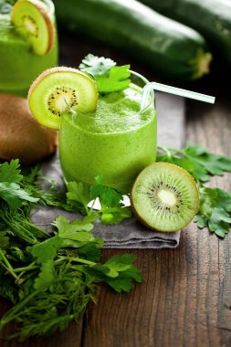 ahşap masa üzerinde gözlük ve otlar kivi smoothies yakın çekim görünümü