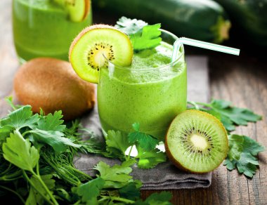 ahşap masa üzerinde gözlük ve otlar kivi smoothies yakın çekim görünümü