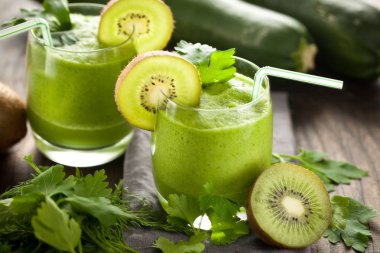 ahşap masa üzerinde gözlük ve otlar kivi smoothies yakın çekim görünümü
