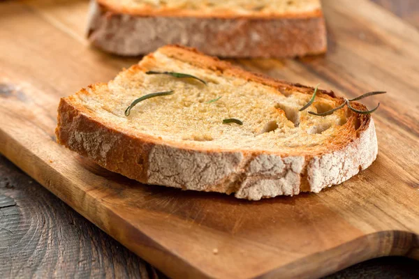 Brot Mit Rosmarin Auf Holztisch Nahsicht — Stockfoto