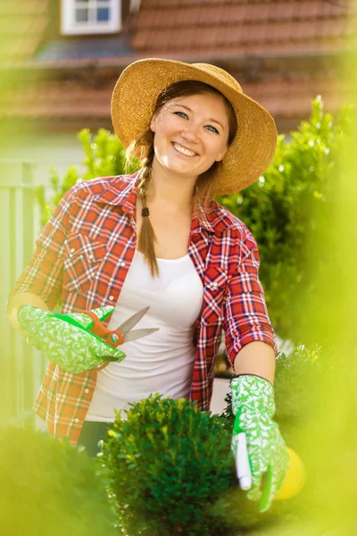 Bella Giovane Donna Giardinaggio Fuori Nella Natura Estiva — Foto Stock