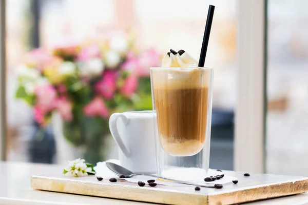 美味的阿夫福加托咖啡的特写镜头 杯子里有冰淇淋 — 图库照片