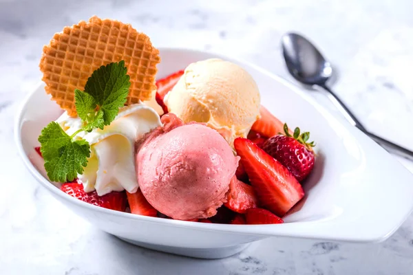 Κοντινή Θέα Από Νόστιμο Παγωτό Φράουλες Μπολ Στο Τραπέζι Στο — Φωτογραφία Αρχείου