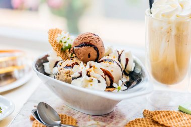 Masadaki kafede bir kasede çikolatalı dondurma, yakın çekim görünümü