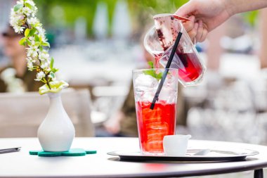 masada kafede taze lezzetli kırmızı buz çay yapan kişinin kırpılmış çekim 