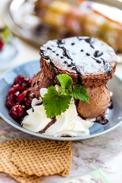 Vista Close Delicioso Sorvete Chocolate Com Brownie Geléia Cereja — Fotografia de Stock