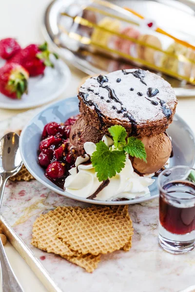 Sorvete Chocolate Fresco Com Brownie Geléia Cereja — Fotografia de Stock