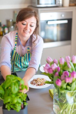mutfakta apron pişirme güzel gülümseyen genç kadın
