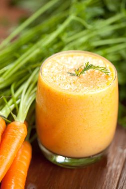 Cam havuç suyu ve masada taze havuç