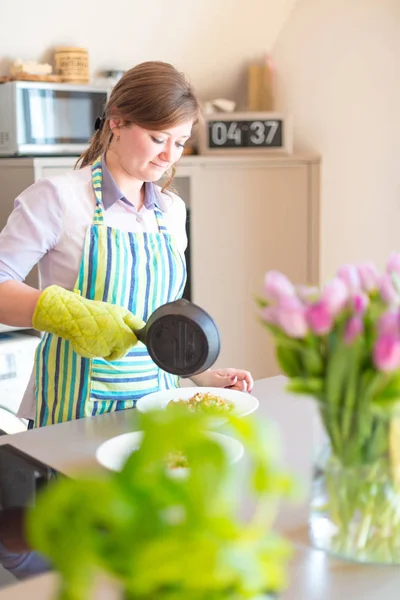 Селективное Внимание Красивой Молодой Женщины Фартуке Держащей Сковородку Кухне — стоковое фото