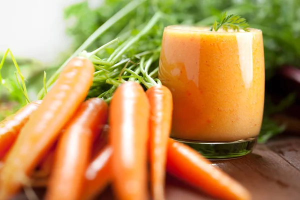 Морковный Сок Стакане Свежая Морковь Столе — стоковое фото