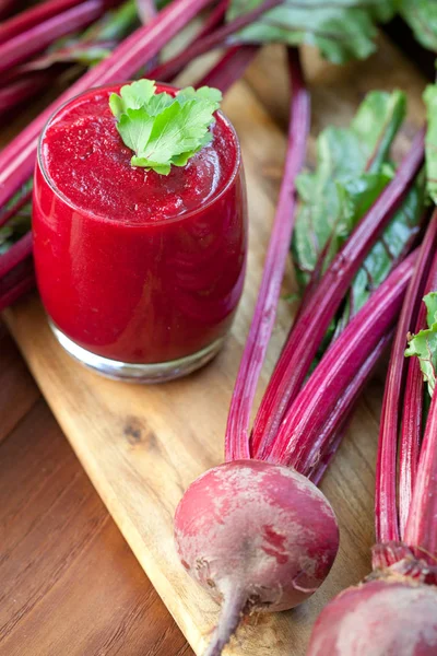 Bicchiere Succo Barbabietola Fresca Con Barbabietole Sul Tavolo Legno — Foto Stock