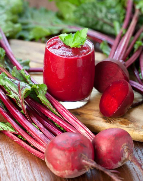 Bicchiere Succo Barbabietola Fresca Con Barbabietole Sul Tavolo Legno — Foto Stock