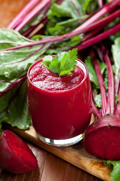 Bicchiere Succo Barbabietola Fresca Con Barbabietole Sul Tavolo Legno — Foto Stock