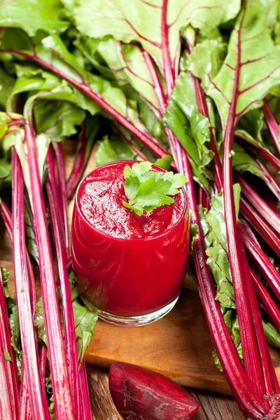 Bicchiere Succo Barbabietola Fresca Con Barbabietole Sul Tavolo Legno — Foto Stock