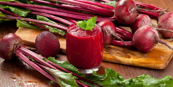 Bicchiere Succo Barbabietola Fresca Con Barbabietole Sul Tavolo Legno — Foto Stock