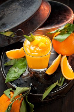 koyu arka plan üzerinde taze sağlıklı turuncu smoothie ile cam yakın çekim görünümü