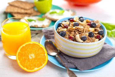 Masada yoğurt ve taze çilek ile ev yapımı granola Kase