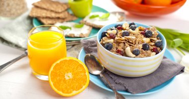 Masada yoğurt ve taze çilek ile ev yapımı granola Kase