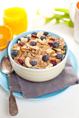 Masada yoğurt ve taze çilek ile ev yapımı granola Kase