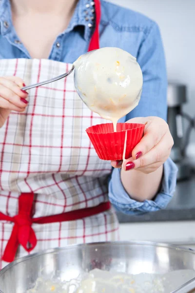 Bijgesneden Schot Van Vrouw Schort Koken Heerlijke Cupcake — Stockfoto