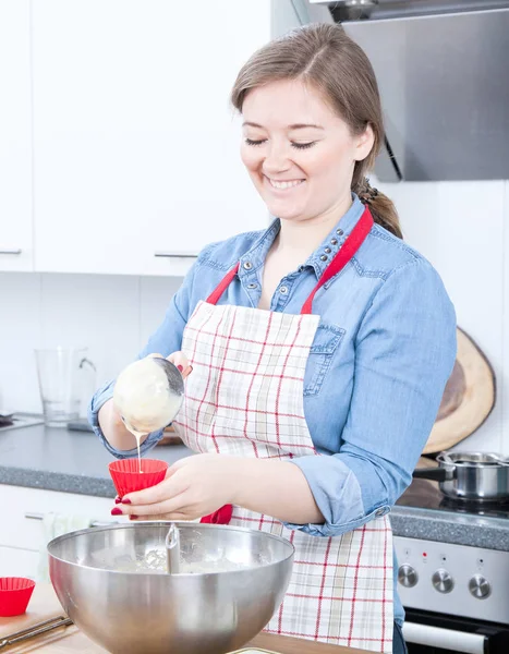 Boldog Fiatal Nőt Kötény Főzés Finom Cupcakes Konyhában — Stock Fotó