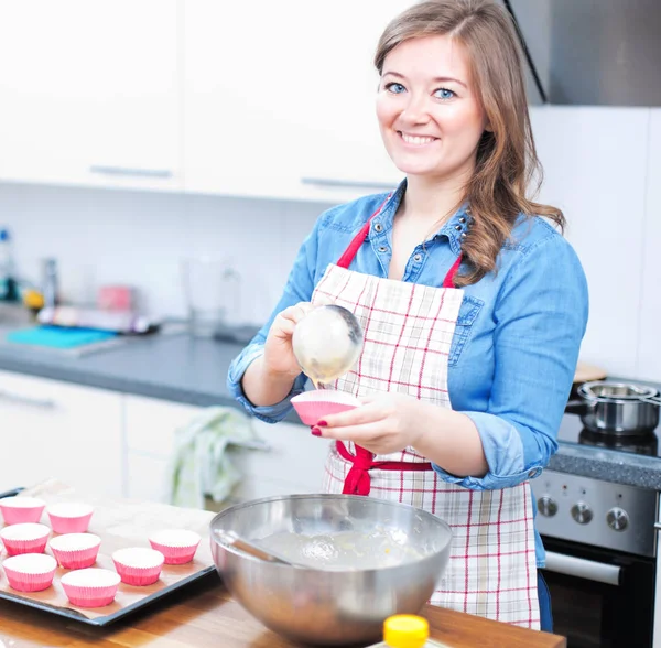 Mladá Žena Vaření Lahodné Cupcakes Úsměv Kameru Kuchyni — Stock fotografie