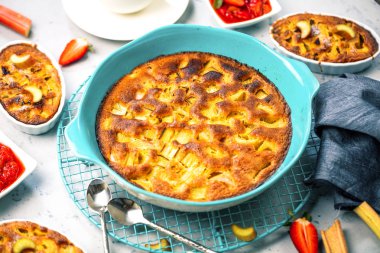 Masada çilek ve ravent ile ev yapımı kekler