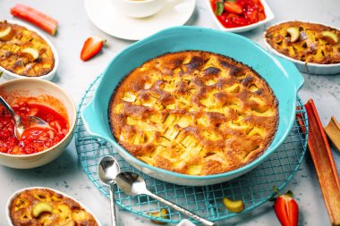 Masada çilek ve ravent ile ev yapımı kekler
