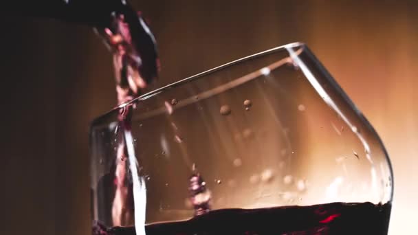 Vista Close Derramar Vinho Tinto Vidro — Vídeo de Stock