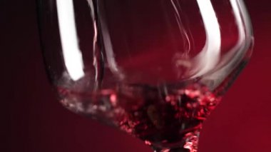 Kırmızı şarabı cama dökerken yakın çekim görüntüsü 