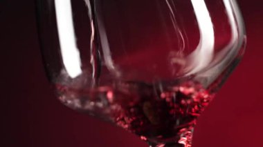 Kırmızı şarabı cama dökerken yakın çekim görüntüsü 