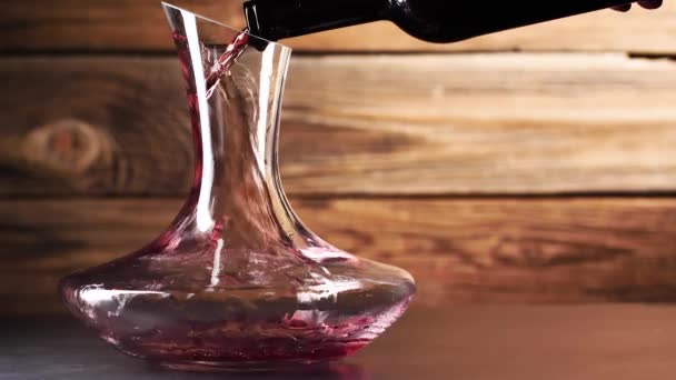 Primo Piano Vista Parziale Persona Versando Vino Rosso Nel Bicchiere — Video Stock