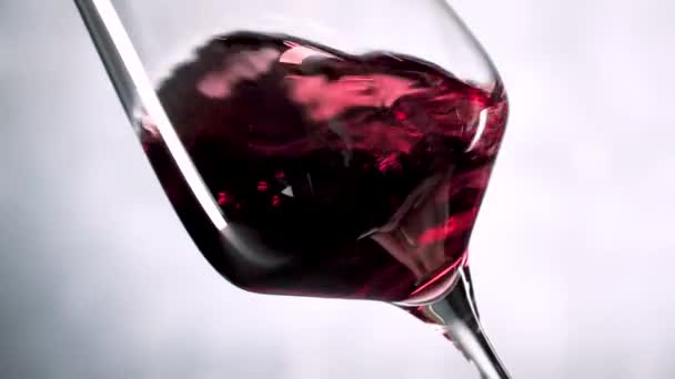 Vue Rapprochée Vin Rouge Qui Tremble Verre Sur Fond Gris — Video