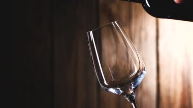 Kırmızı şarabı cama dökerken yakın çekim görüntüsü 