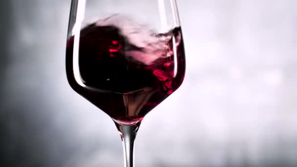 Vista Cerca Del Vino Tinto Temblando Vidrio Sobre Fondo Gris — Vídeos de Stock