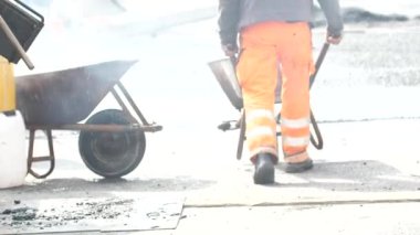 İnşaat alanında çalışan koruyucu iş kıyafetindeki işçilerin kırpılmış görüntüleri