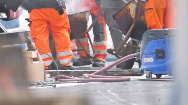Tiro Recortado Trabalhadores Vestuário Trabalho Proteção Que Trabalham Local Construção — Vídeo de Stock