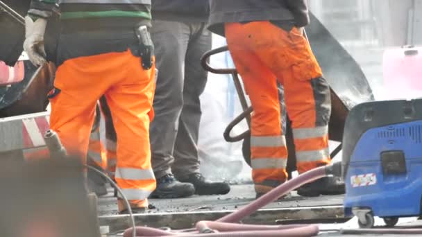 Bijgesneden Schot Van Werknemers Beschermende Werkkleding Die Bouwplaats Werken — Stockvideo