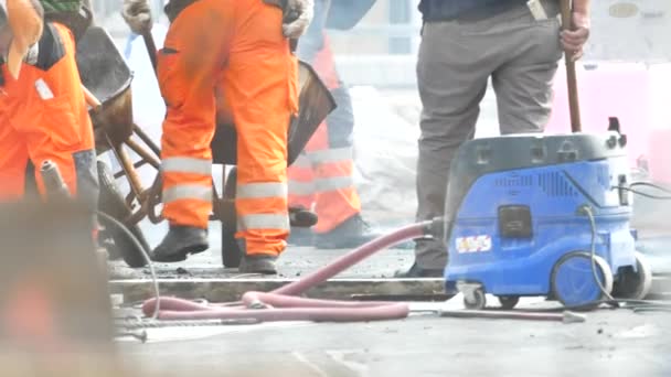 Ořezaný Záběr Pracovníků Ochranných Pracovních Oděvech Pracujících Staveništi — Stock video