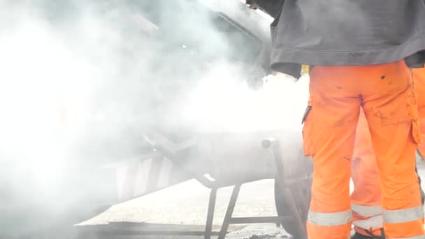 Bijgesneden Schot Van Werknemers Beschermende Werkkleding Die Bouwplaats Werken — Stockvideo