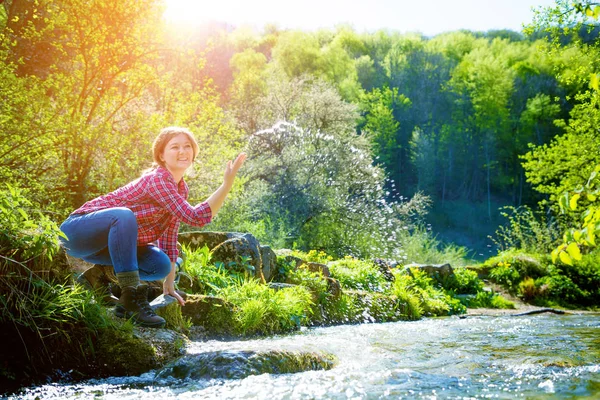 Щаслива Молода Жінка Посміхається Торкається Води Швидкій Річці Заході Сонця — стокове фото